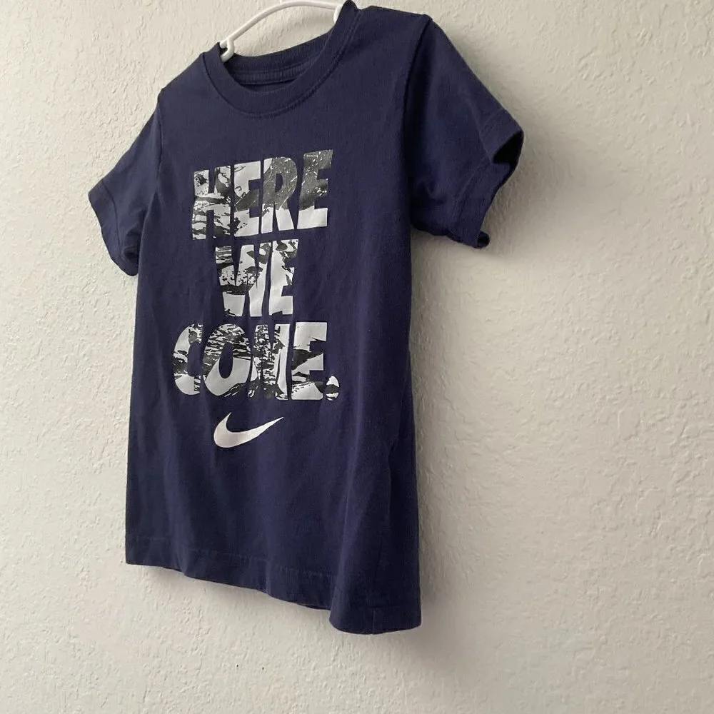 NIKE BOYS SWOOSH ‘HERE WE COME’ SHORT SLEEVES T-SHIRT